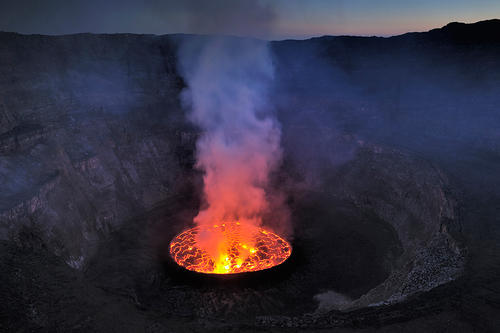 尼拉贡戈火山在哪里